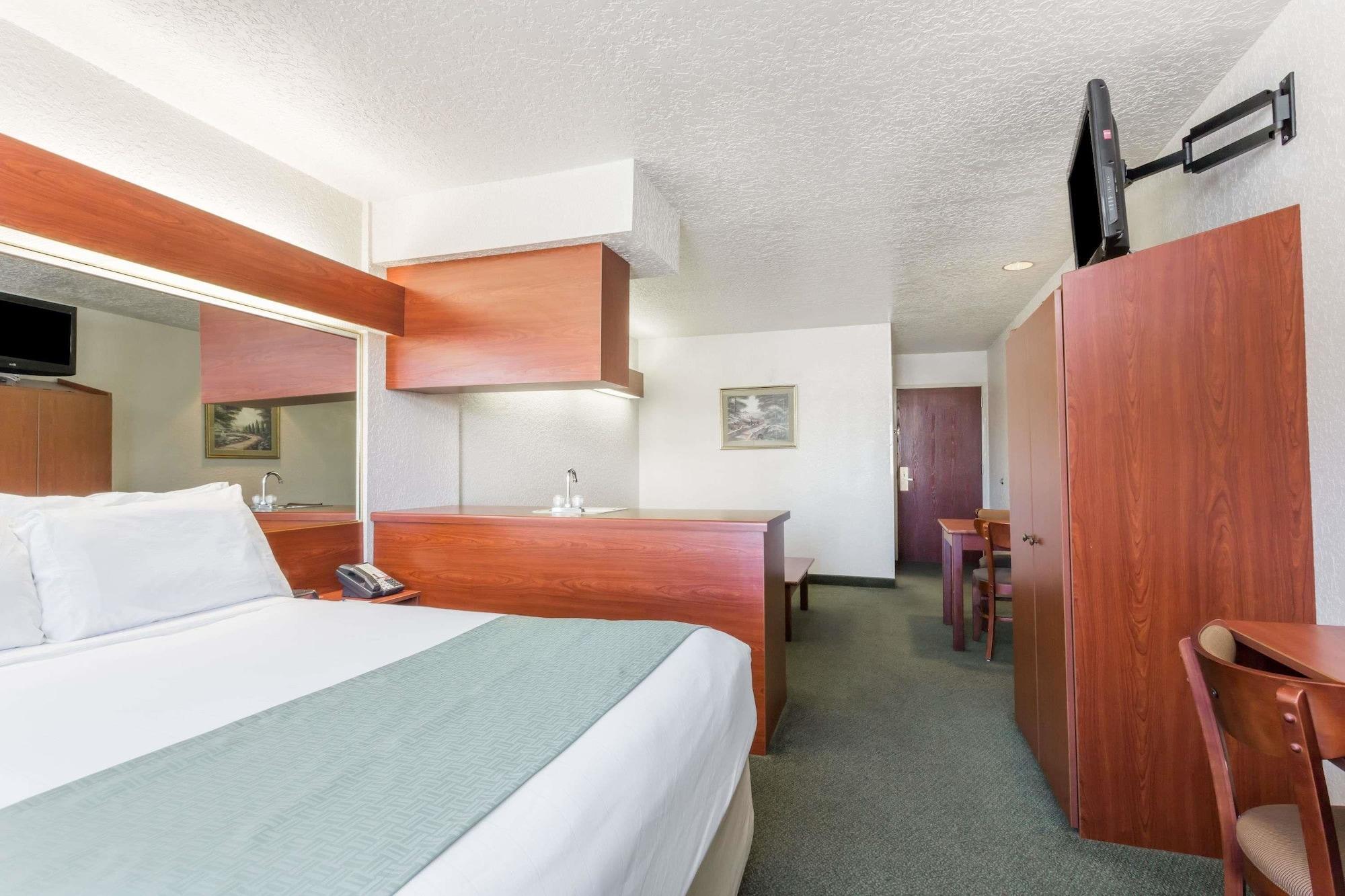 Microtel Inn & Suites Marianna Exterior photo